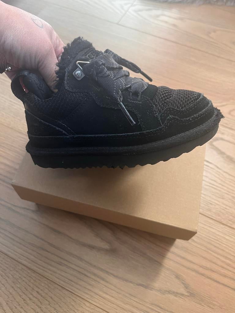 UGG zwarte sneakers voor kinderen, Ophalen of Verzenden, Gebruikt, Jongen of Meisje, Sportschoenen