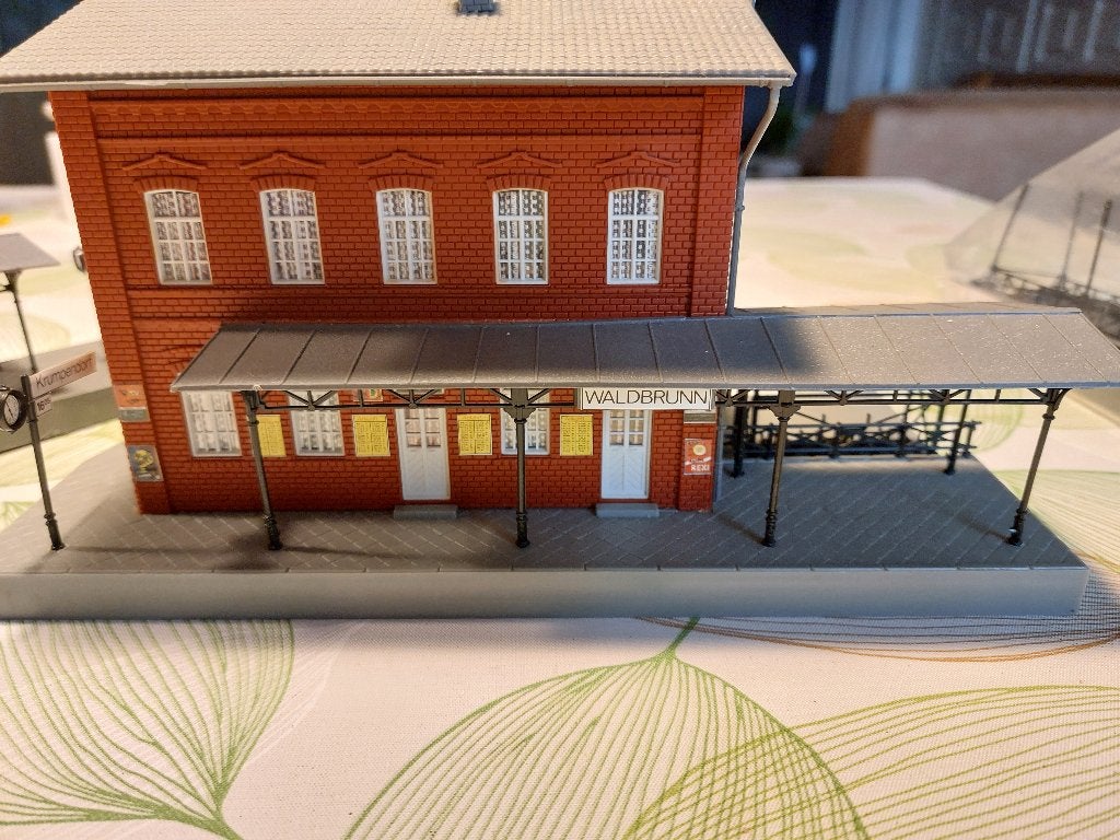 nieuw station met perrons, Gelijkstroom of Wisselstroom, Brug, Tunnel of Gebouw, Ophalen of Verzenden, Zo goed als nieuw