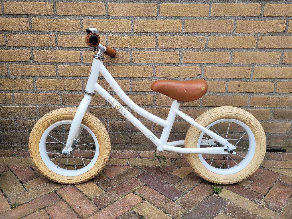 Mooie retro loopfiets Rebel Kidz wit 12 inch , Kinderen en Baby's, Speelgoed | Buiten | Voertuigen en Loopfietsen, Ophalen, Gebruikt