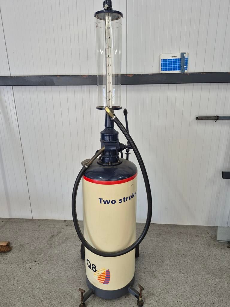 Originele Q8 Two Stroke Benzine Pomp - Decoratie Brommer, Ophalen of Verzenden
