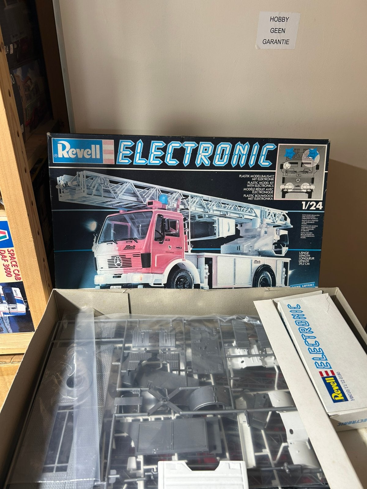 Revell 8012 Mercedes benz 1422 dlk 23-12 electronic, Revell, Groter dan 1:32, Ophalen of Verzenden, Zo goed als nieuw