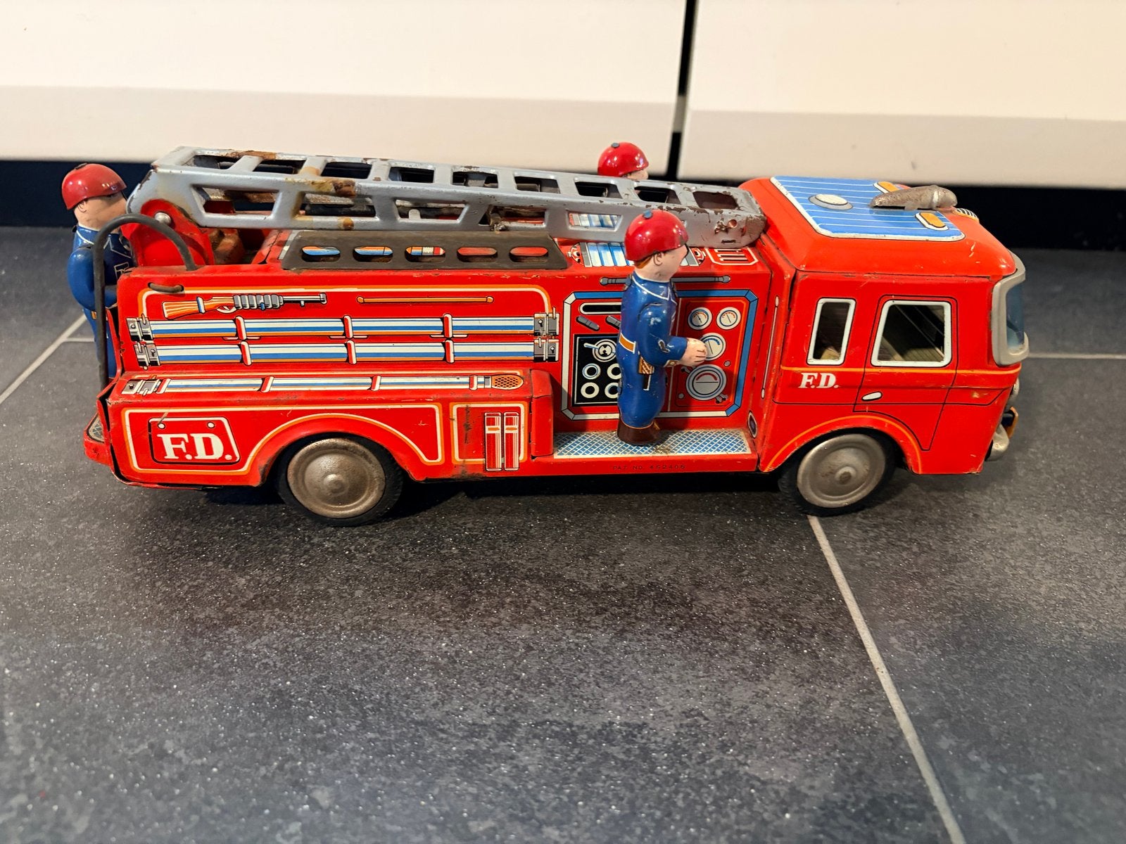 Vintage blikken brandweerwagen met ladder en brandweerlieden, Ophalen of Verzenden, Gebruikt