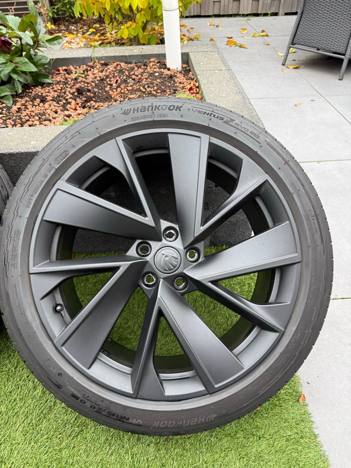 SKODA 20 inch mat zwarte velgen met Hankook zomerbanden, Ophalen, Gebruikt, Banden en Velgen, 235 mm