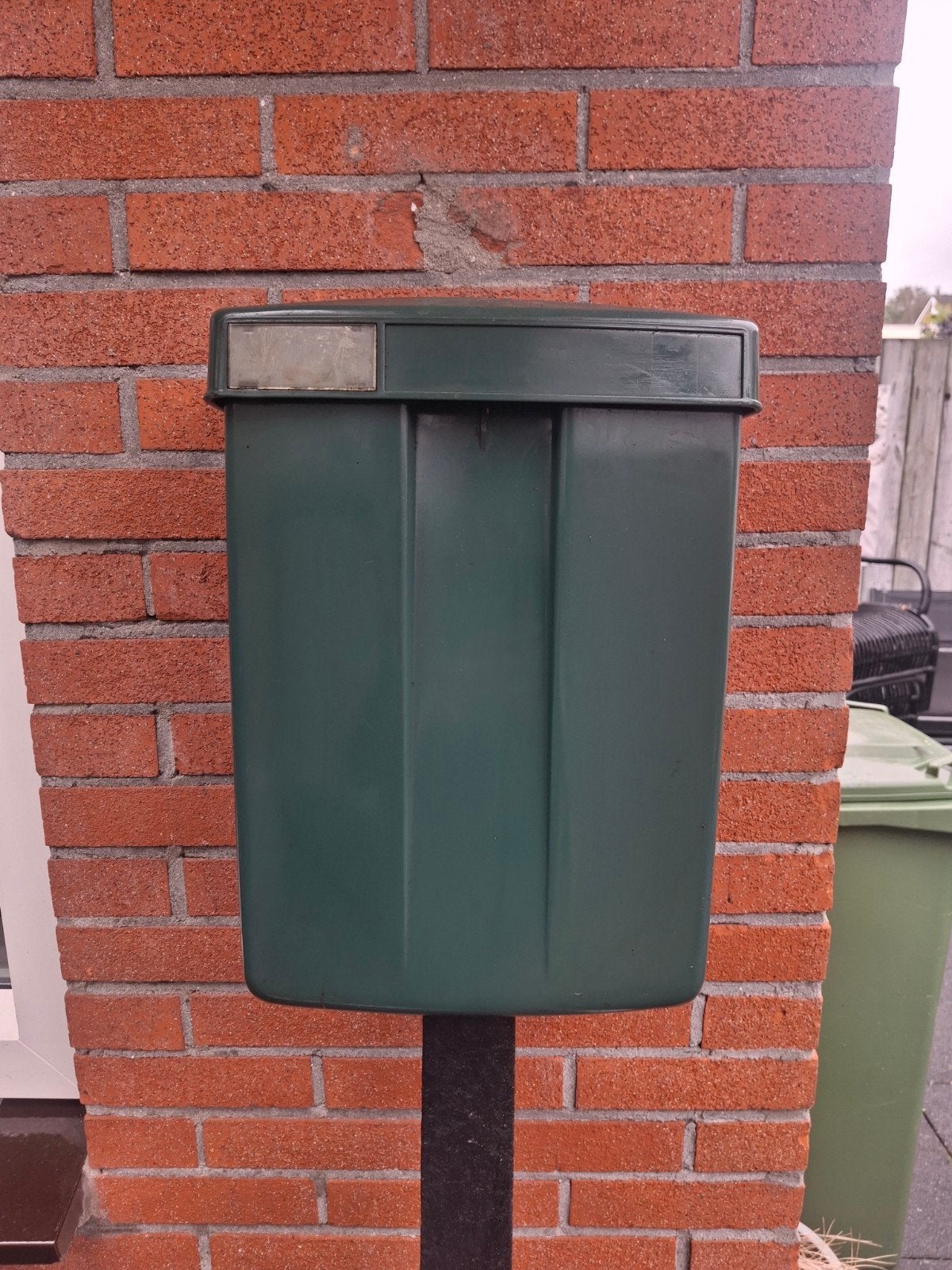 Originele groene PTT brievenbus met kunststof paal, Tuin en Terras, Brievenbussen, Ophalen of Verzenden, Gebruikt, Kunststof, Staande brievenbus