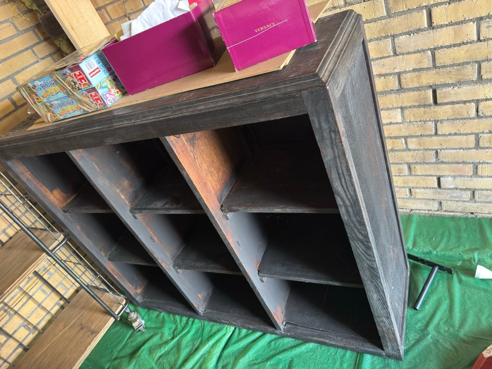 Zwart houten dressoir met metalen frame, Ophalen, Met plank(en), Gebruikt, 100 tot 150 cm
