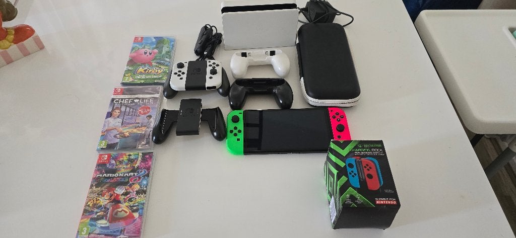 Nintendo Switch OLED + 2 Joy-Cons + 3 Games + accessoires, Spelcomputers en Games, Spelcomputers | Nintendo Switch, Met 2 controllers