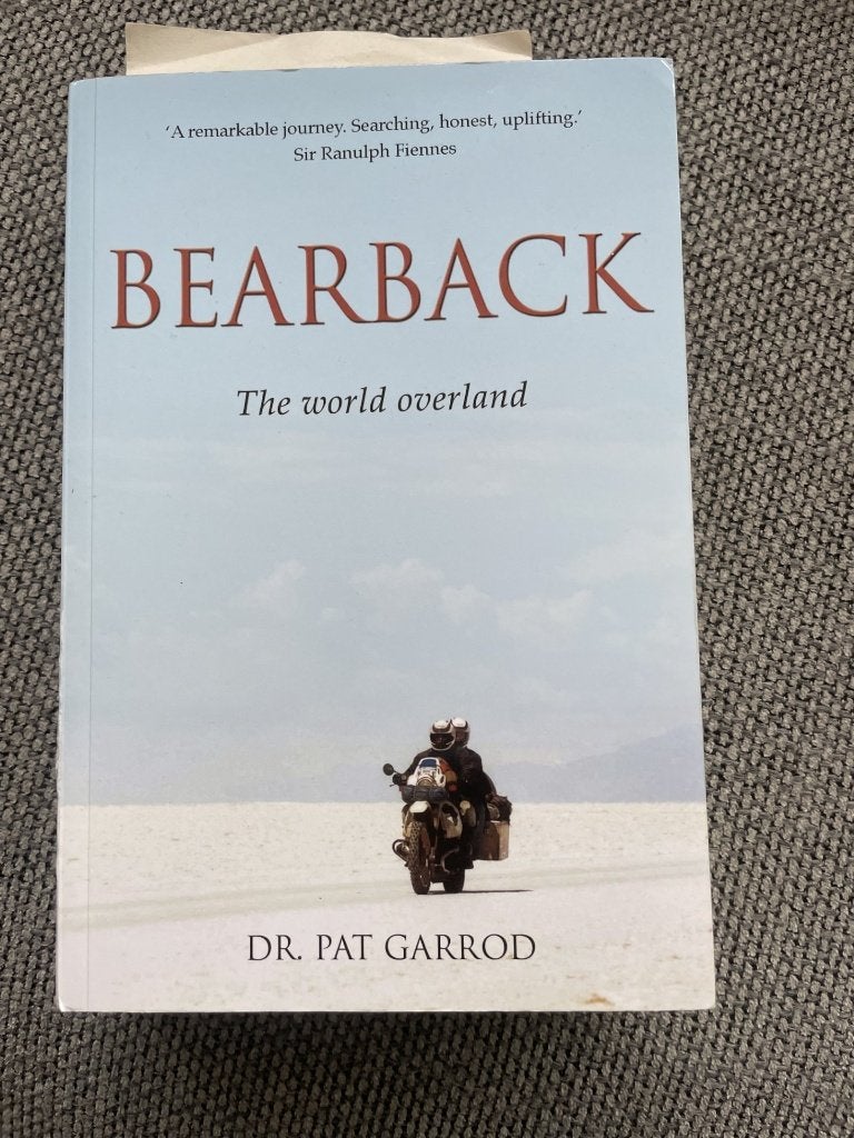 motorreisboek Bearback (the World Overland) - Pat Garrod;, Boeken, Ophalen of Verzenden, Zo goed als nieuw, Australië en Nieuw-Zeeland