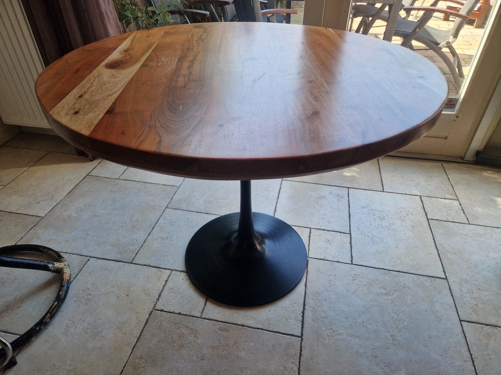 Ronde eettafel van acaciahout met zwarte tulpvoet, 50 tot 100 cm, Modern, Industrieel, Rond, 50 tot 100 cm
