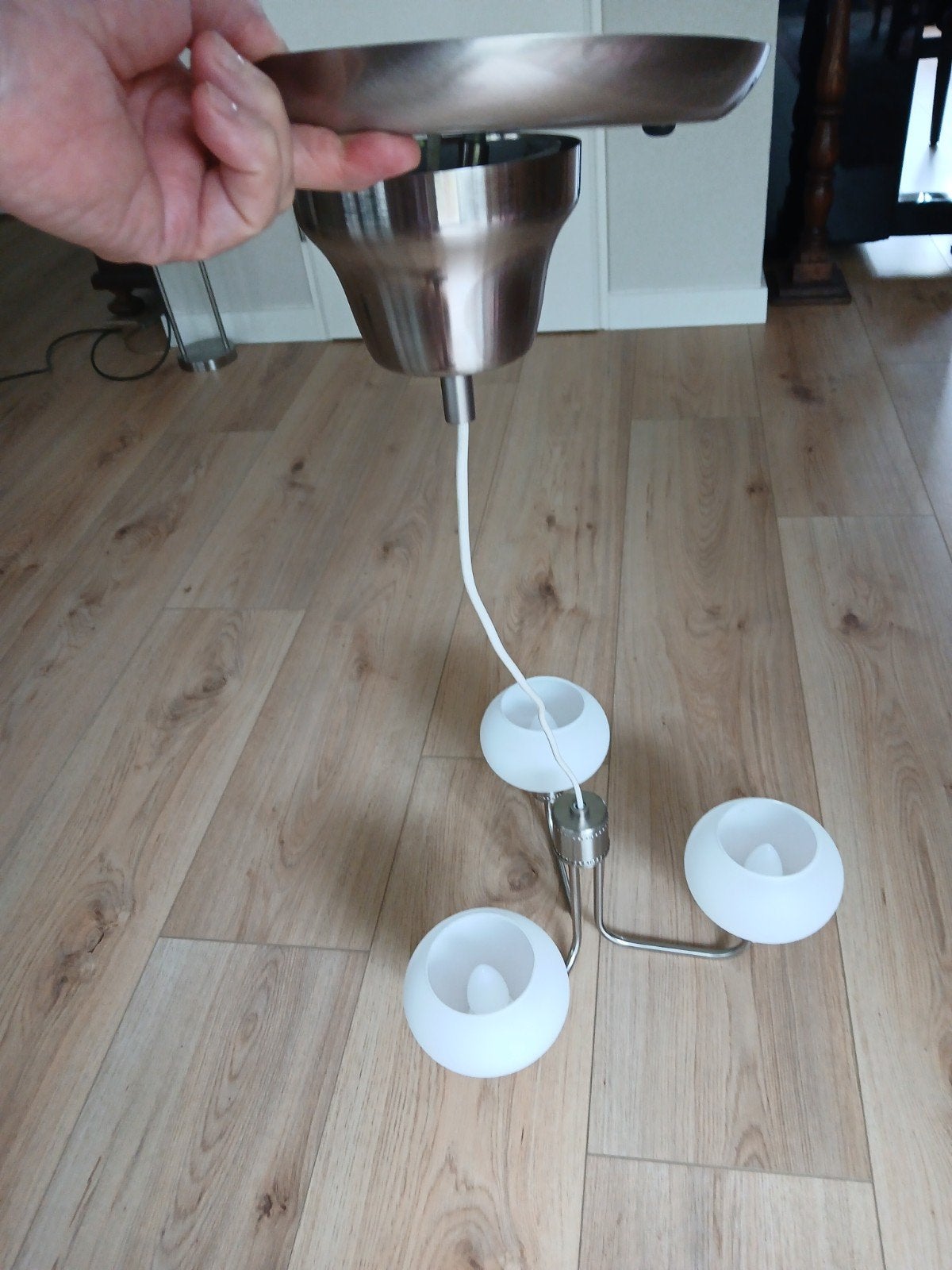 Vintage hanglamp met drie matglazen ronde kapjes met RVS, Ophalen, Zo goed als nieuw