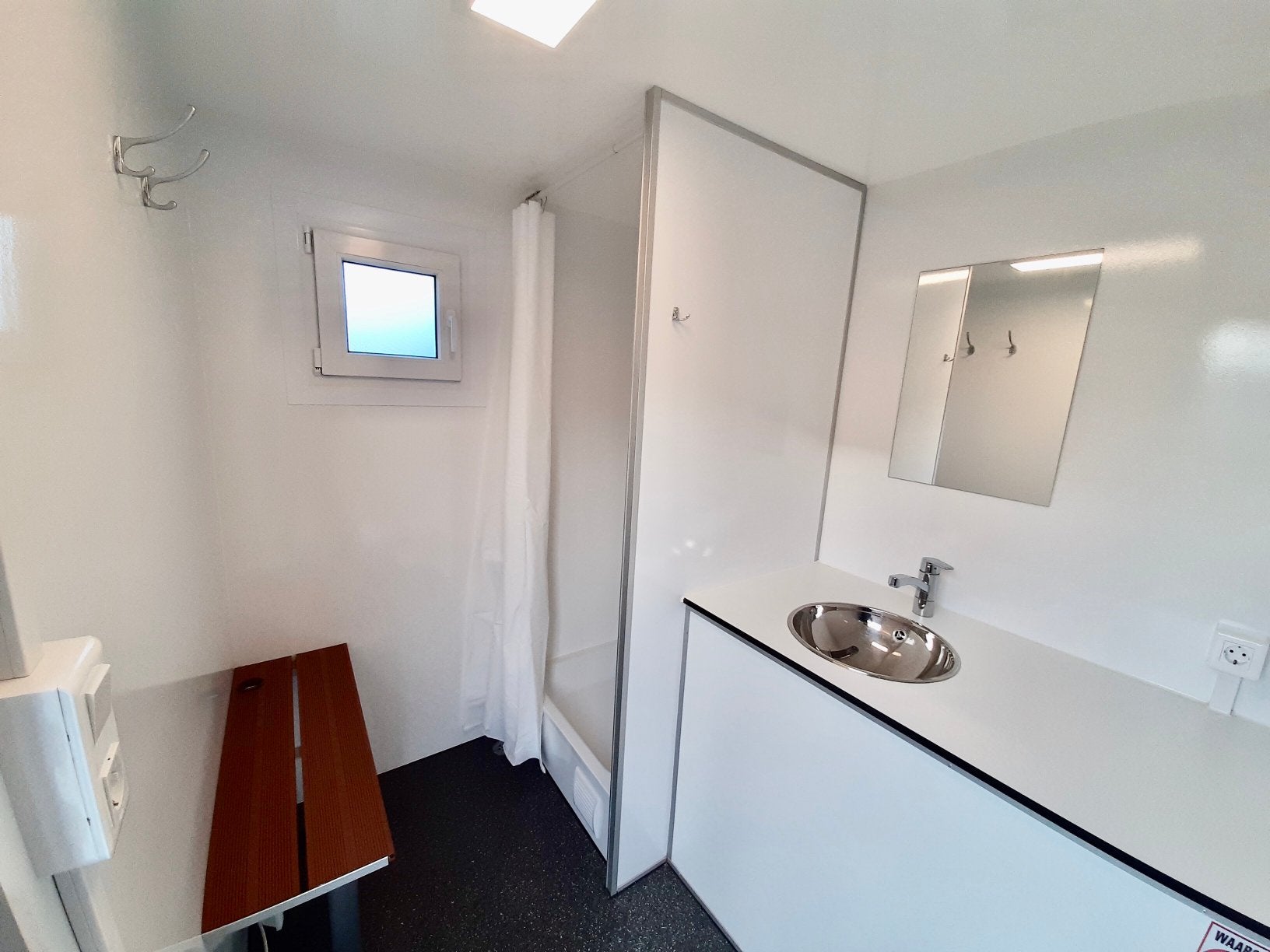Te huur complete mobiele badkamer nood douchewagen, Doe-het-zelf en Verbouw, Info@vanderheijdenverhuur.nl, Heijden, Verzenden