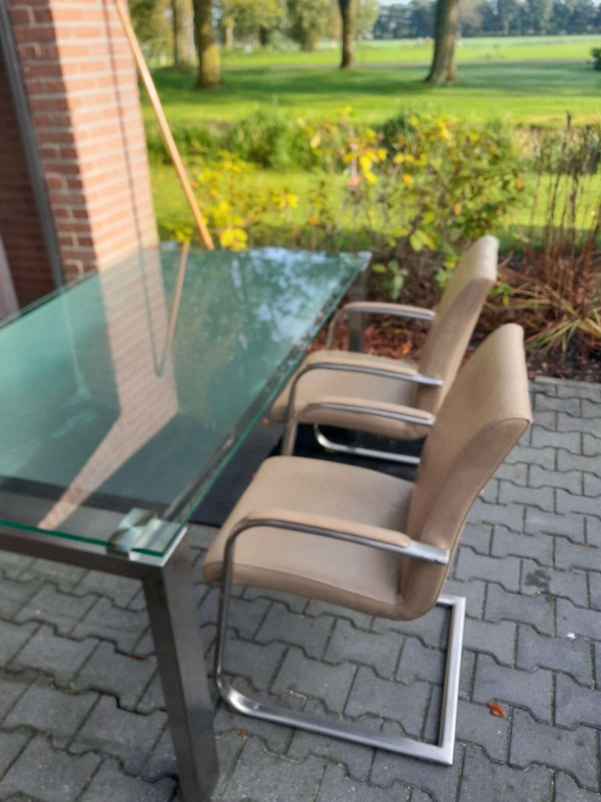 Mooie glazen eettafel met RVS onderstel en 4 leren stoelen, Huis en Inrichting, Ophalen, Gebruikt, 50 tot 100 cm, Glas