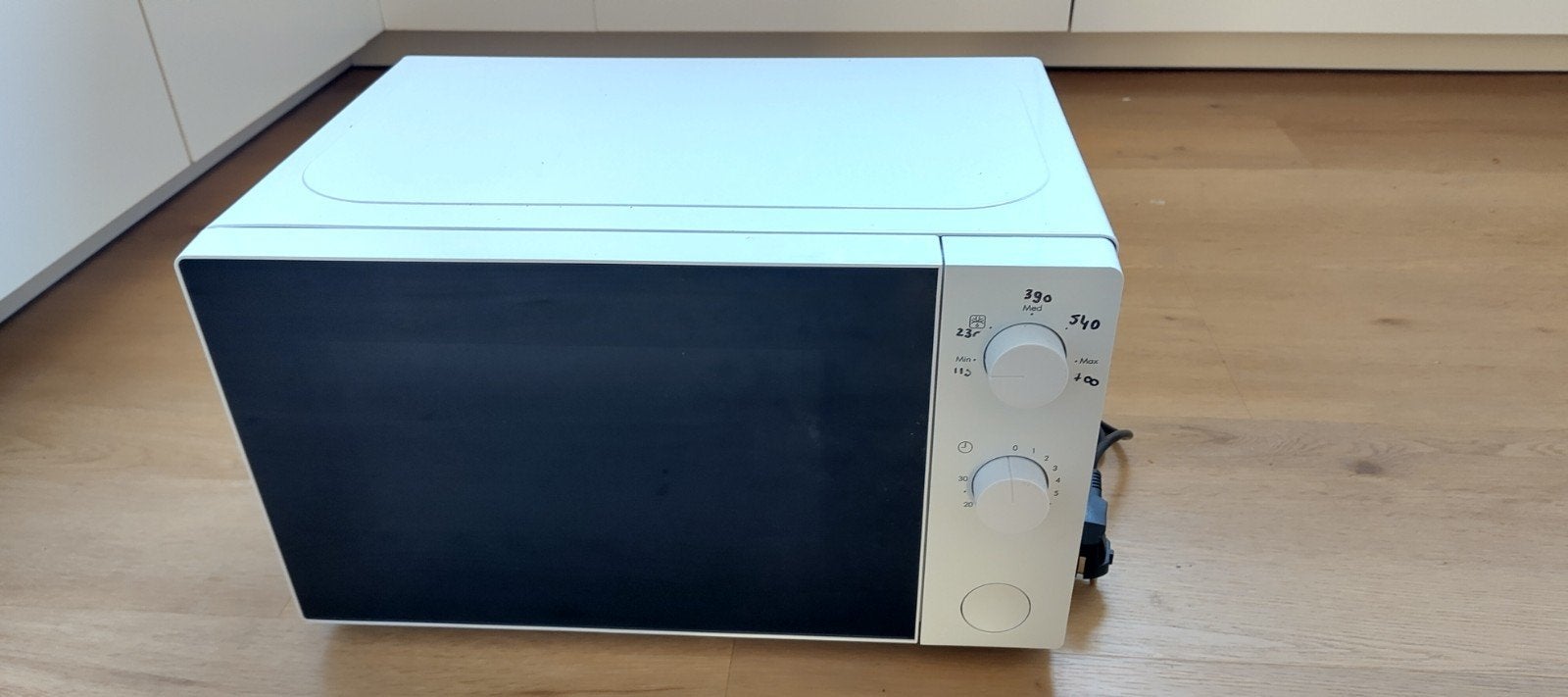 Magnetron te koop IKEA TILLREDA wit 20 l 700 W 43.9 cm breed, Ophalen, Minder dan 45 cm, Magnetron, Draaiplateau