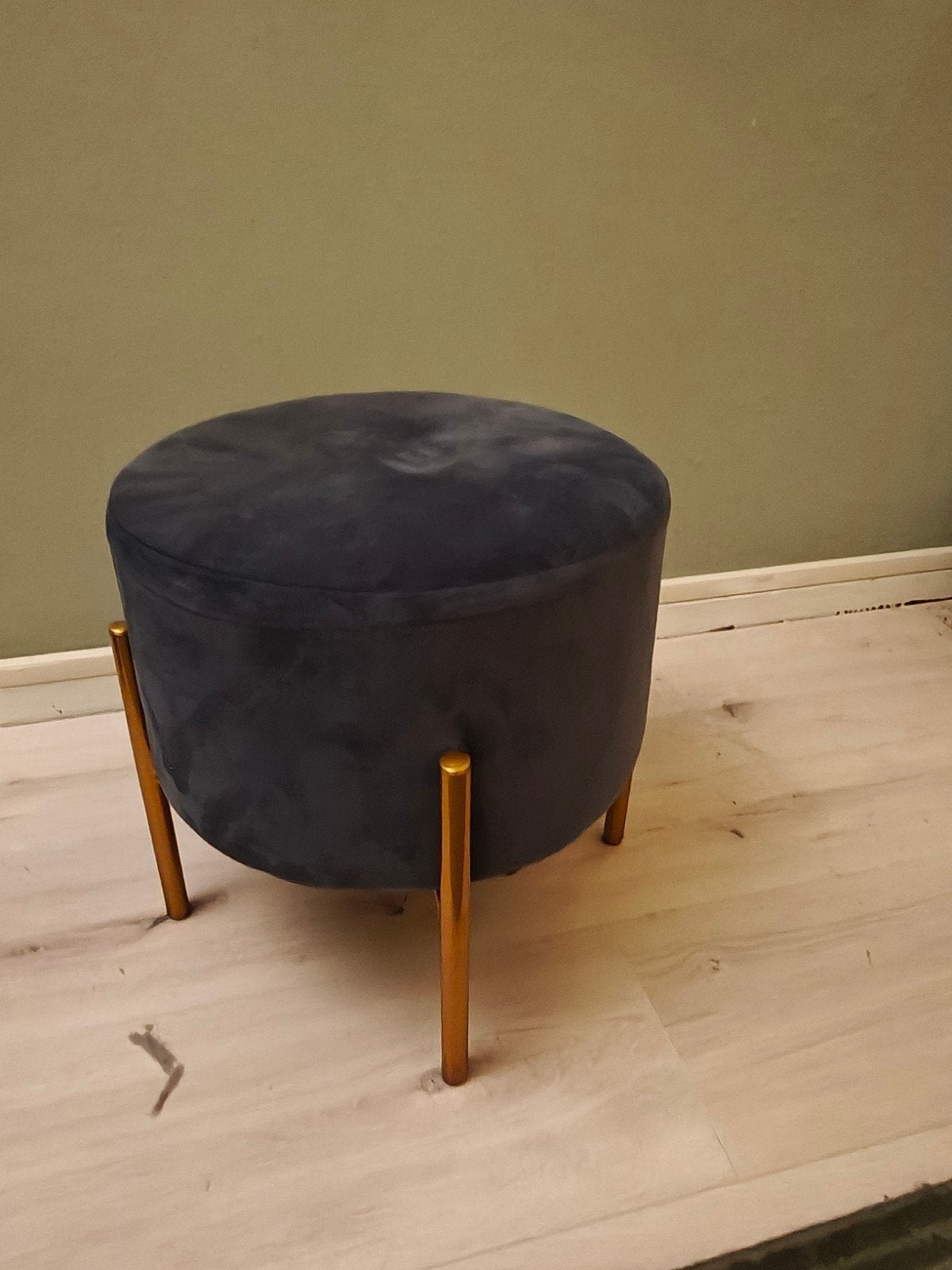 Donkerblauwe poef met gouden poten, Ophalen, Minder dan 50 cm, Modern, Elegant, Rond