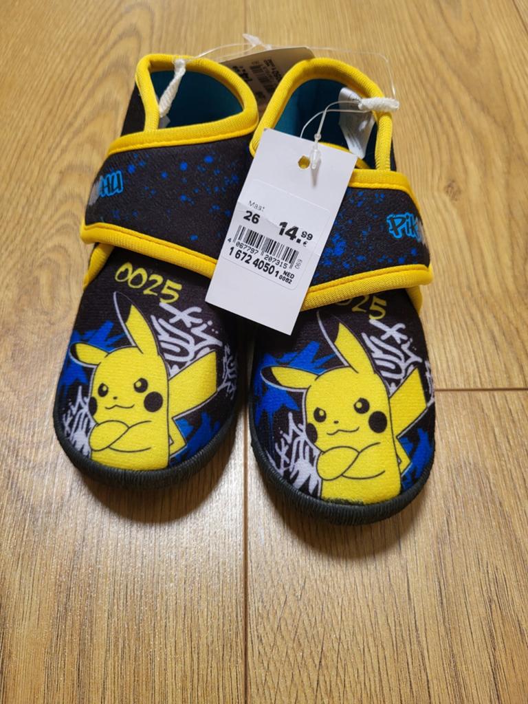 Nieuwe Pikachu sloffen - Van Haren - Maat 26, Kinderen en Baby's, Kinderkleding | Schoenen en Sokken, Van Haren, Jongen of Meisje