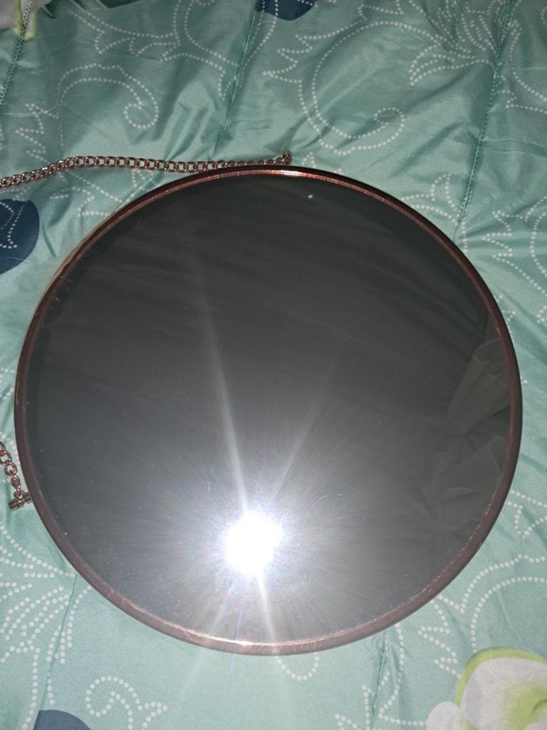 Ronde spiegel met ketting - Koperkleurig, Huis en Inrichting, Woonaccessoires | Spiegels, Minder dan 50 cm, Gebruikt, Rond, Ophalen of Verzenden