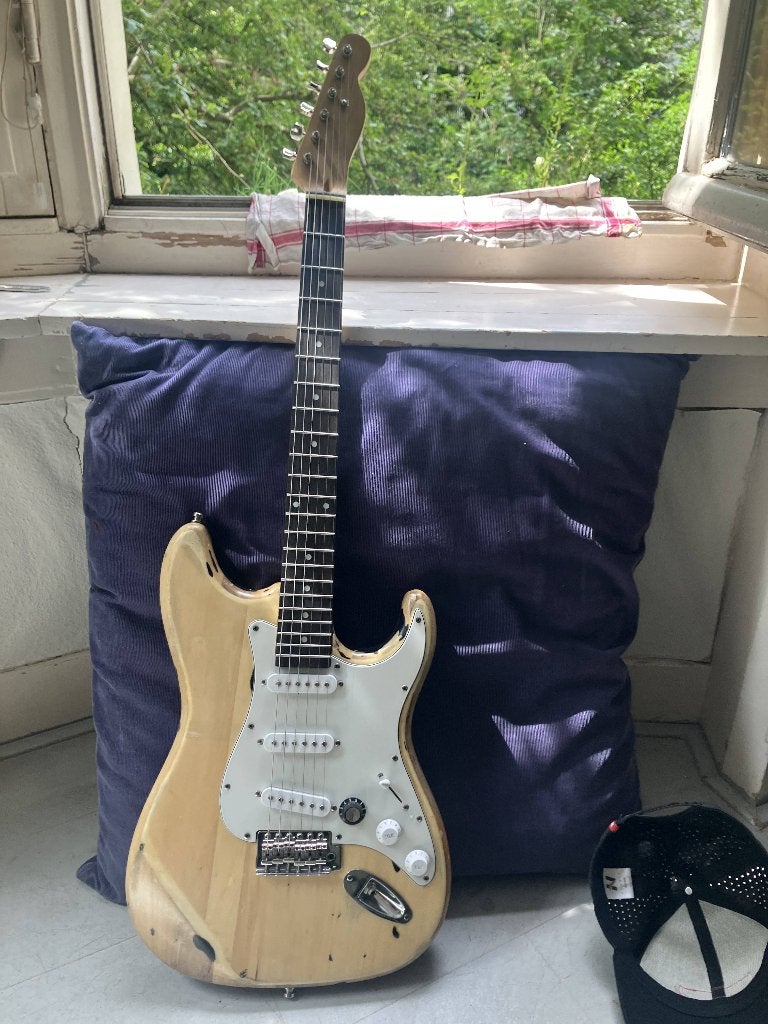 Foto 2 van Elektrische gitaar (strat body, tele hals)