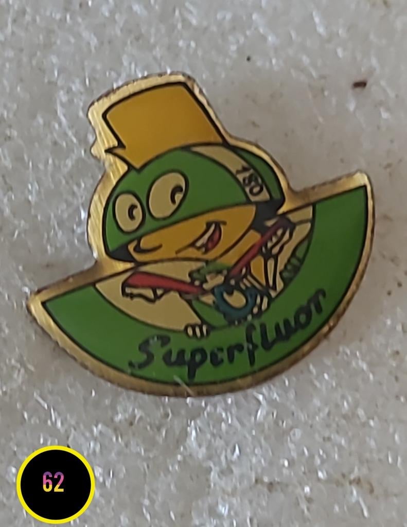 Vintage Superfluor Pin - Groene Kikker met Helm, Verzamelen, Speldjes, Pins en Buttons, Verzenden, Gebruikt, Figuurtje, Speldje of Pin