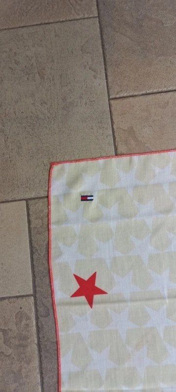 Tommy Hilfiger vierkante sjaal 100 x 100 cm met sterren., Maat 46/48 (XL) of groter, Ophalen of Verzenden, Zo goed als nieuw, Sjaal
