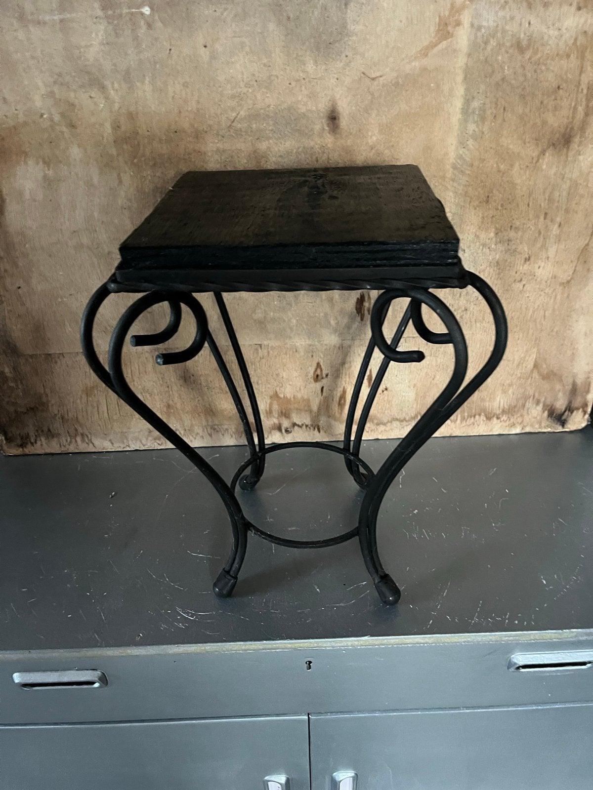 Unieke bijzettafel van ijzer met houten plankje, Ophalen, Minder dan 45 cm, Minder dan 55 cm, Gebruikt