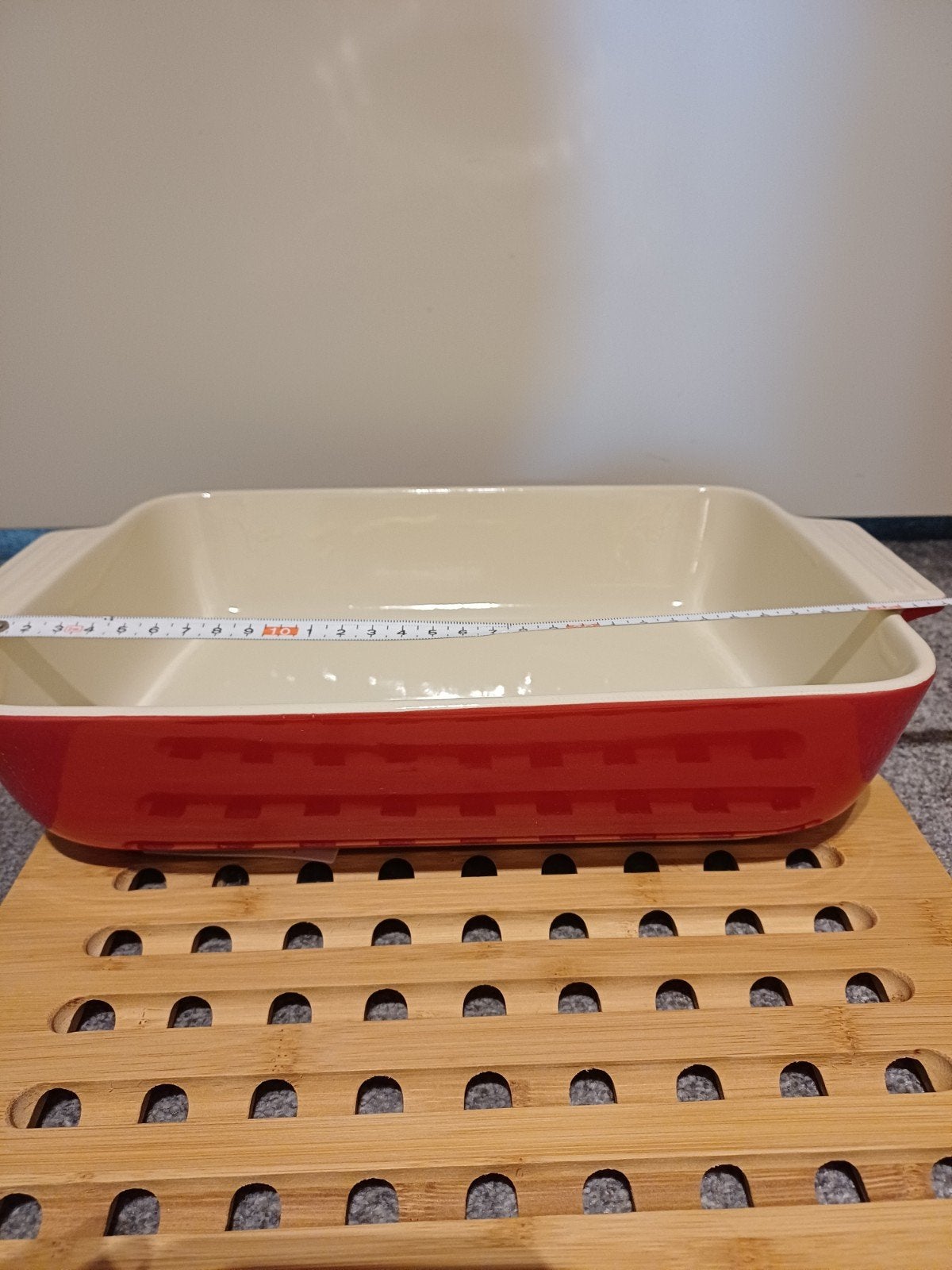 Nieuwe ovenschaal met 2 pannenlappen en houten onderzetter, Huis en Inrichting, Overige typen, Nieuw, Ophalen of Verzenden, Steen/keramiek