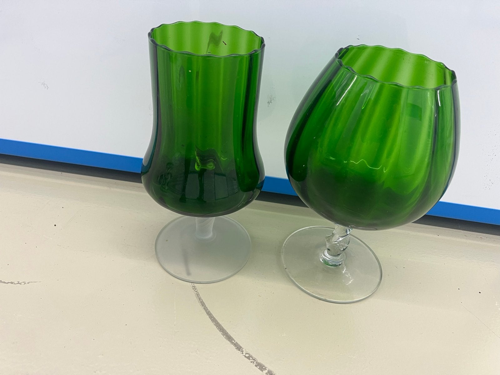 Set van 2 vintage groene glazen op voet, Ophalen of Verzenden