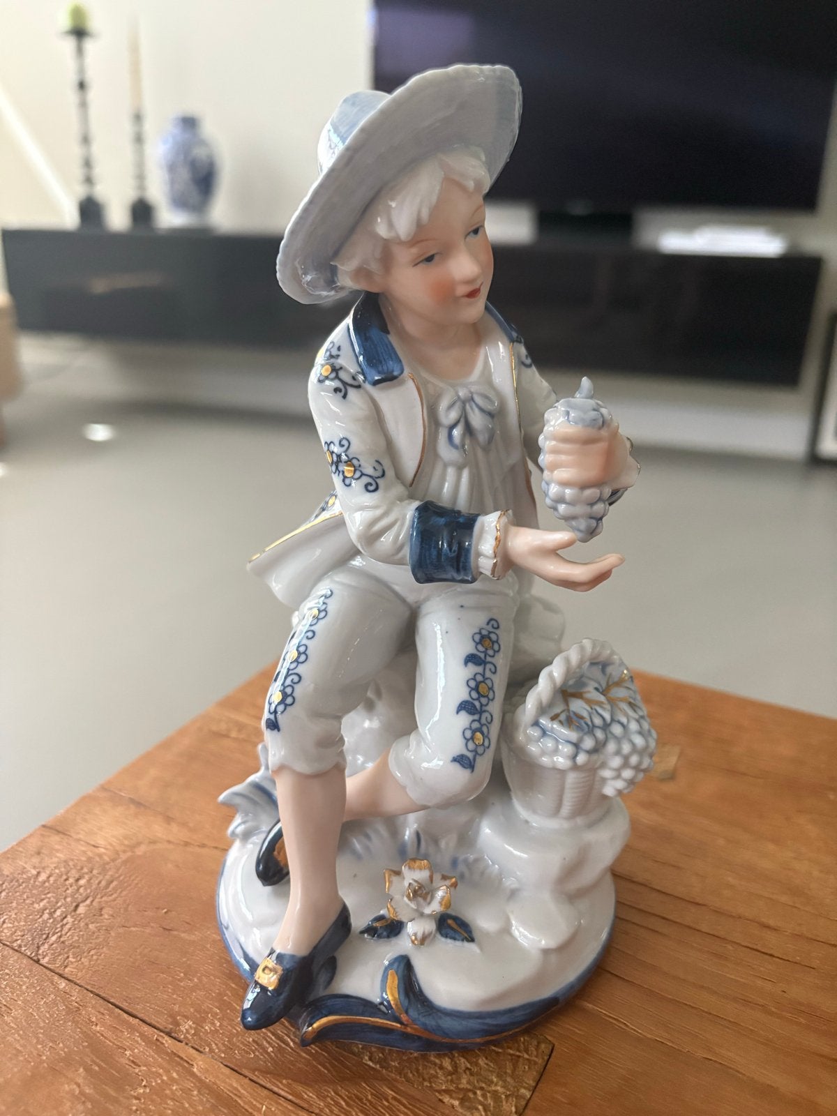 Vintage Porseleinen Beeldje Jongen met Druiven, Antiek en Kunst, Ophalen of Verzenden