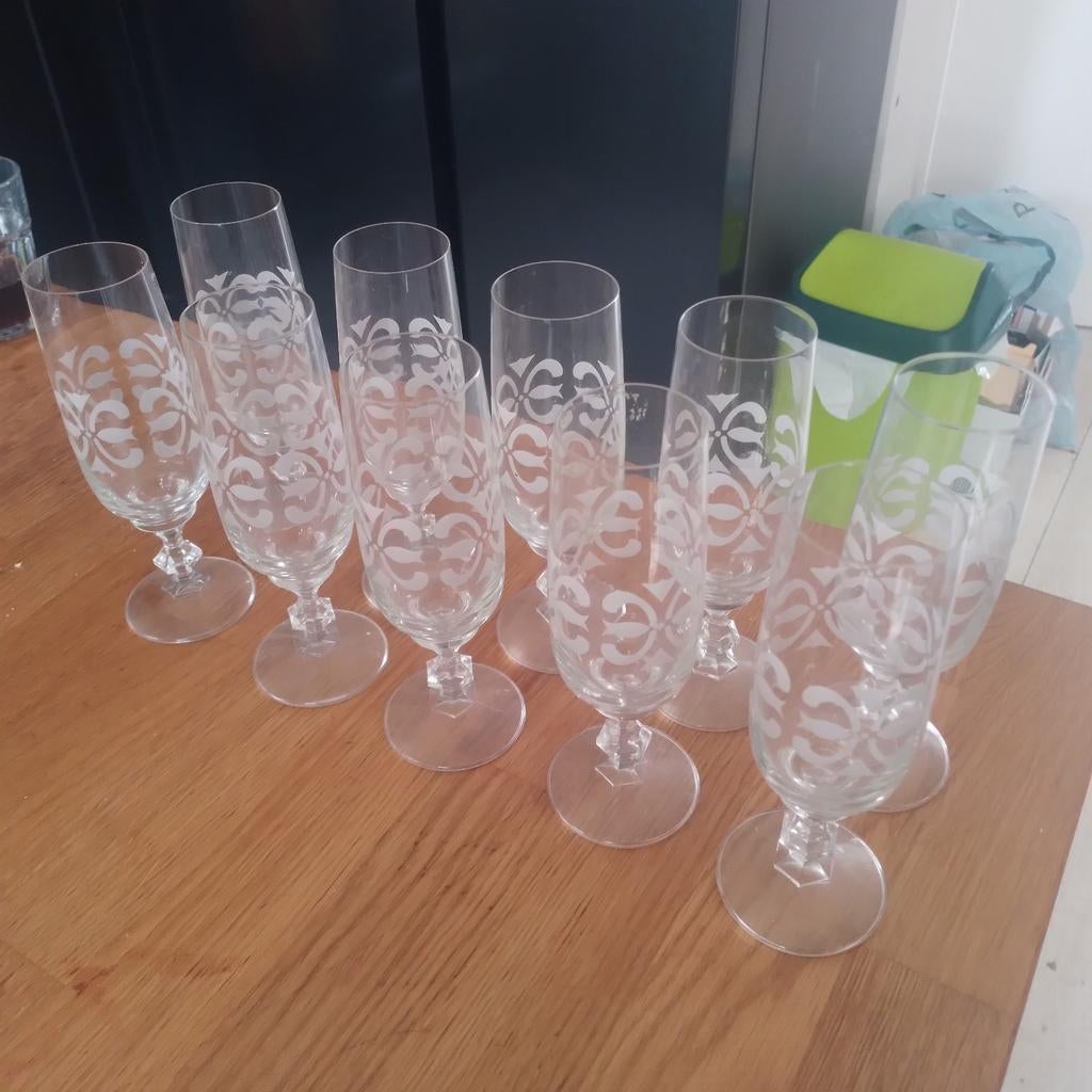 10 champagne en 6 wijnglazen met zelfde tekening, Ophalen of Verzenden