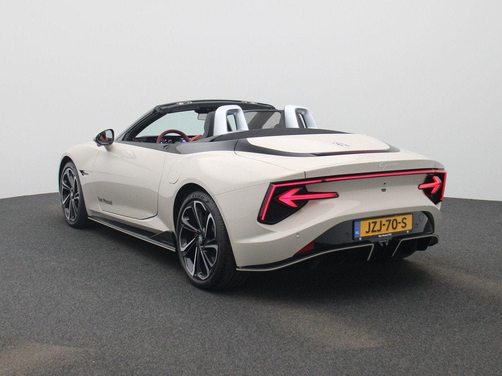 MG Cyberster GT AWD Dual Motor 77kWh | Ivory White + Rood Da, Auto's, MG, 12 maanden, Gebruikt, Overige modellen, 510 pk