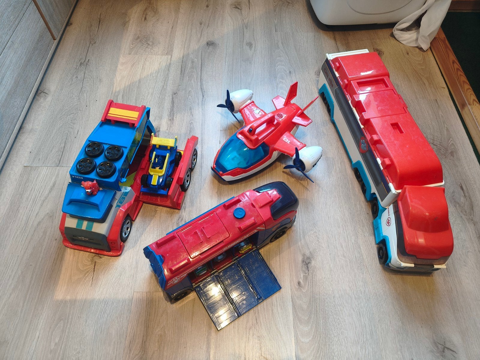 Paw Patrol speelset: 3 auto's, 1 vliegtuig,, Ophalen, Gebruikt