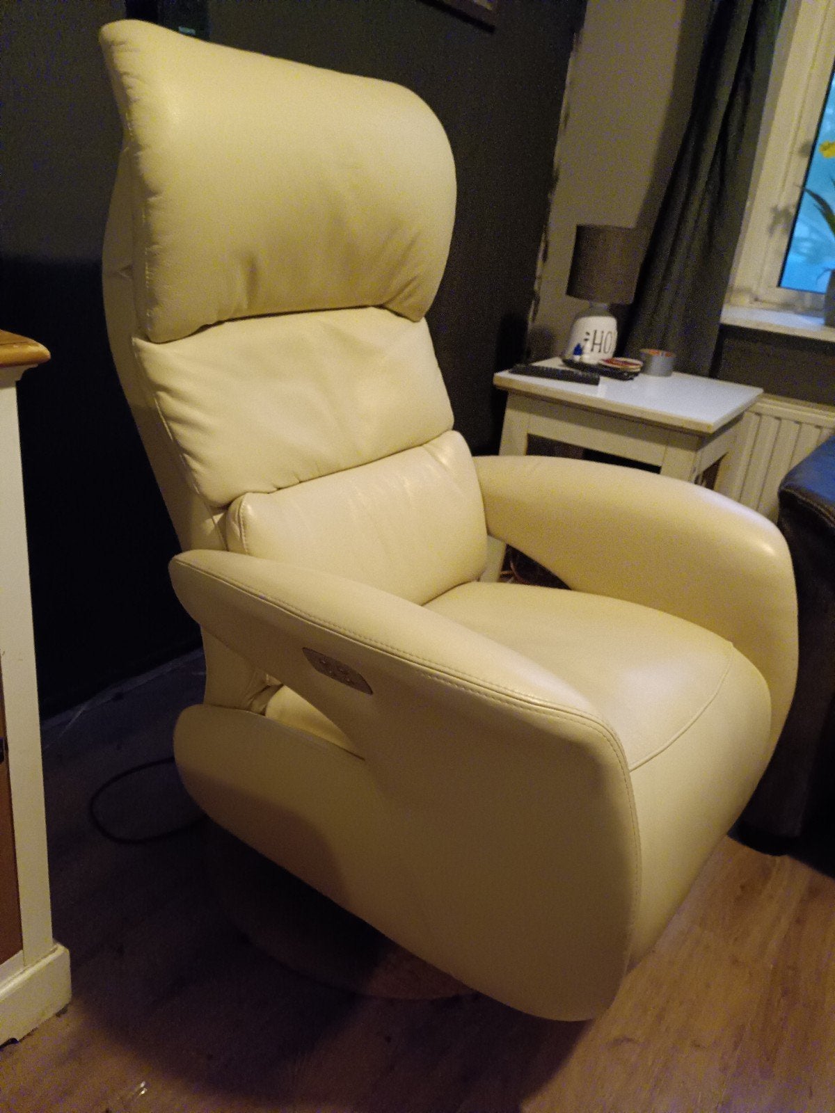 Comfortabele crème leren relaxfauteuil met massagefunctie, Ophalen, Zo goed als nieuw, 75 tot 100 cm, Leer