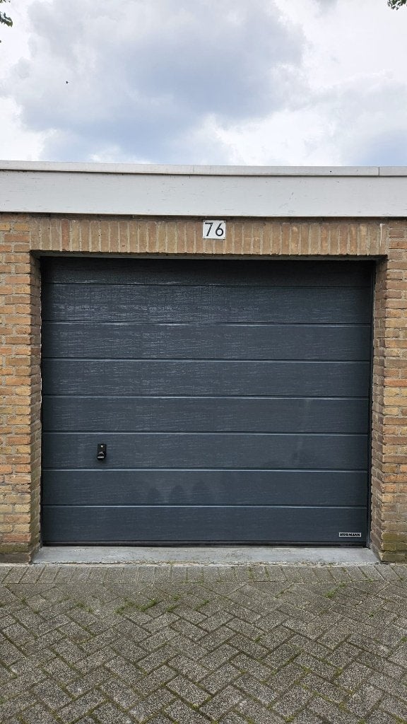 1 of 2 Garageboxen met water en elektra Rotterdam te koop
