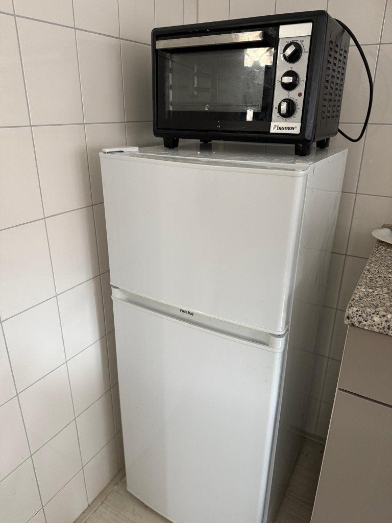 GRATIS: Kleine Koelkast met Vriesvak + Mini-Oven, Ophalen, Gebruikt, Minder dan 75 liter, Met vriesvak