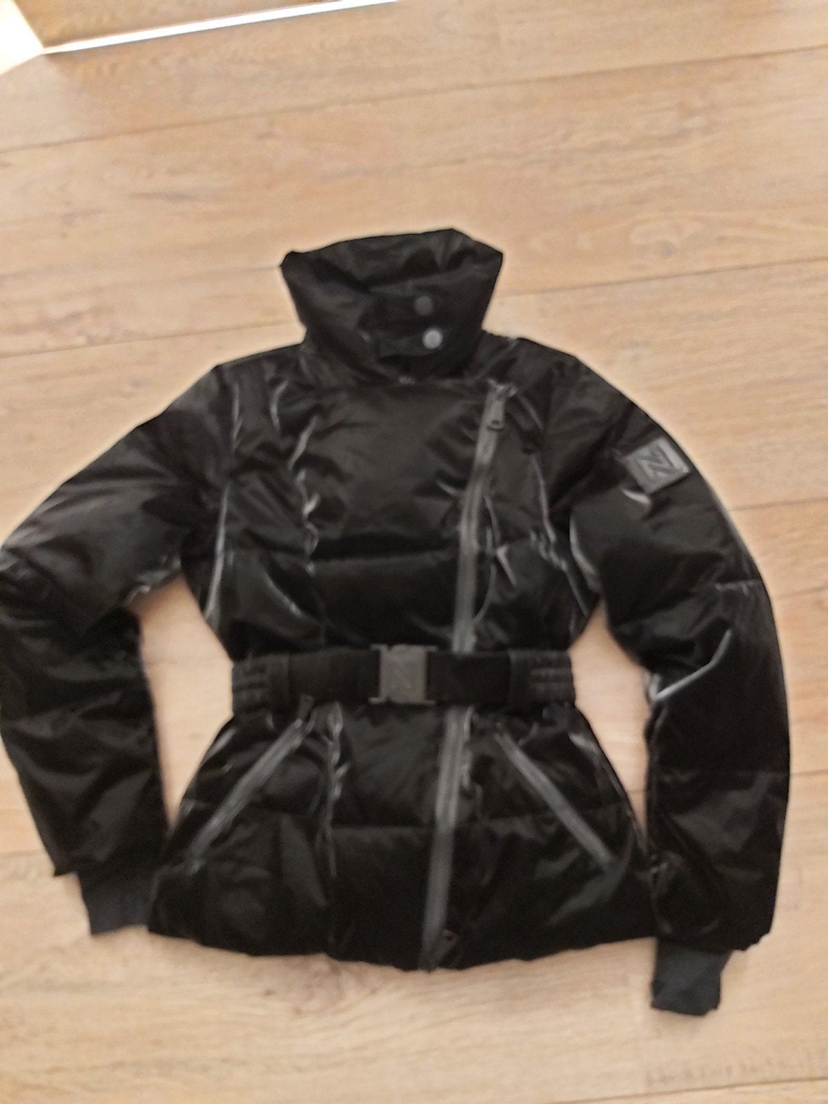 Nikkie gewatteerde jas met riem - Maat 34 (XS), Kleding | Dames, Zwart, Ophalen of Verzenden, Zo goed als nieuw, Nikkie