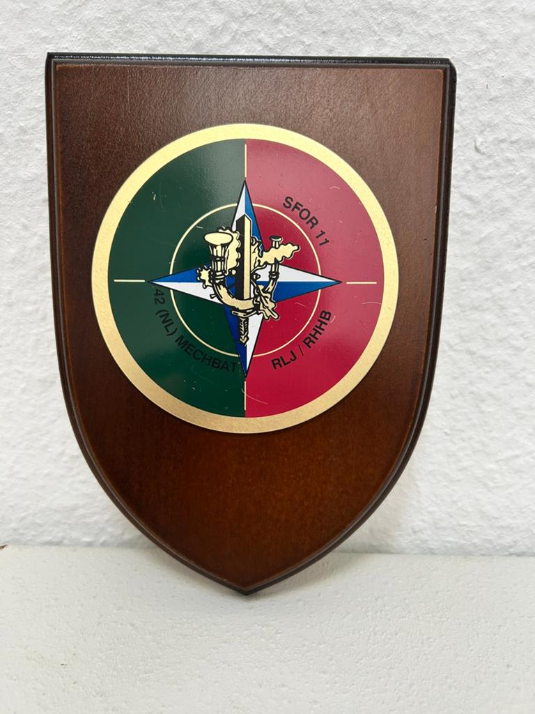 Wapenschild 42 NL Mechbat Sfor 11, Ophalen of Verzenden, Landmacht, Nederland, Embleem of Badge