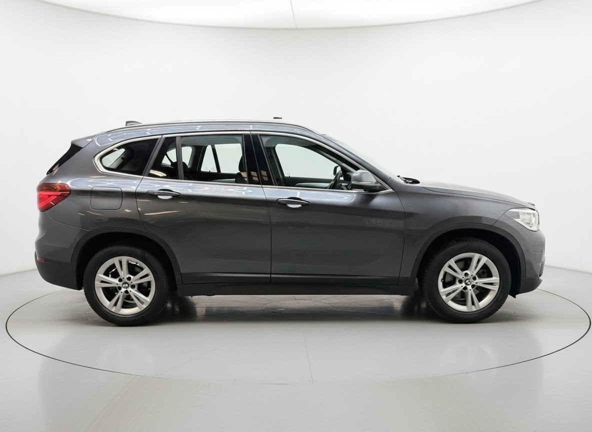 BMW X1 SDrive18i High Executive AUTOMAAT PDC NAVI SFEERVER, Auto's, Gebruikt, 19 km/l, 3 cilinders, 1405 kg