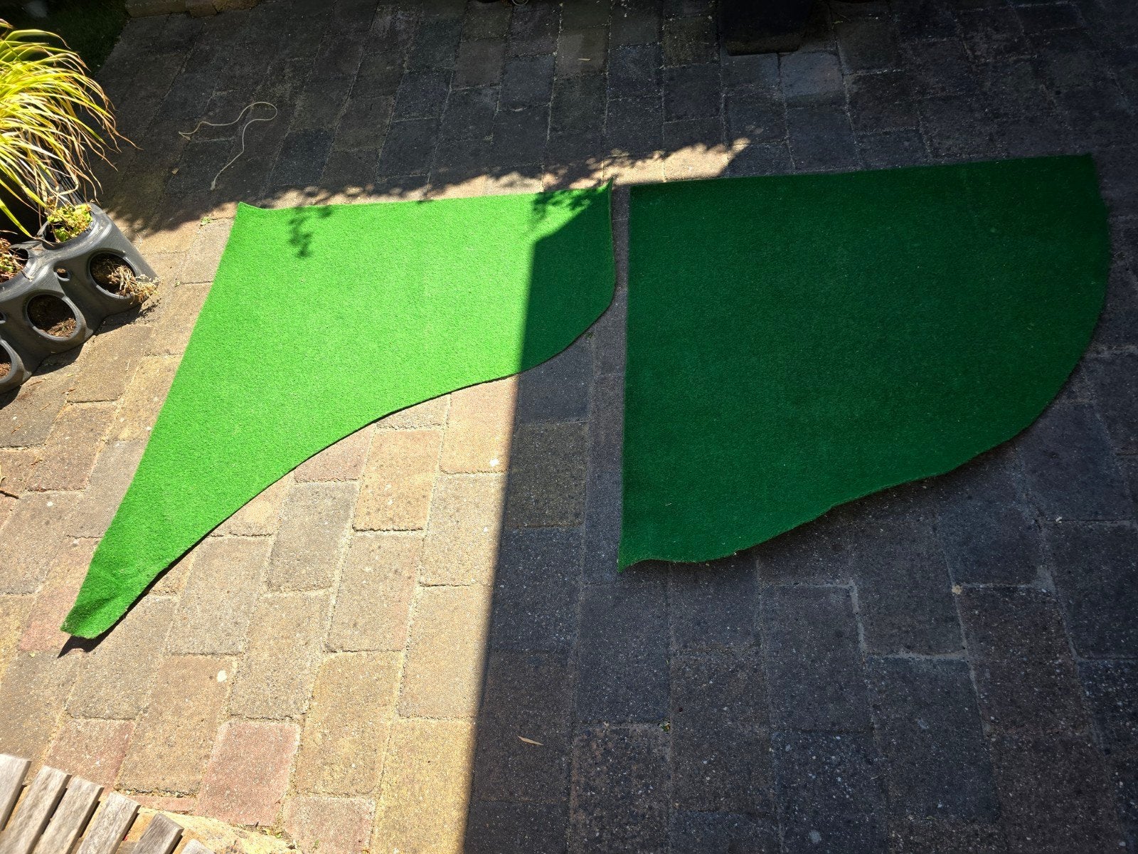Kunstgrasstukken: kwart cirkel en golvend stuk, Tuin en Terras, Ophalen of Verzenden, Gebruikt, Minder dan 10 m², Kunstgras