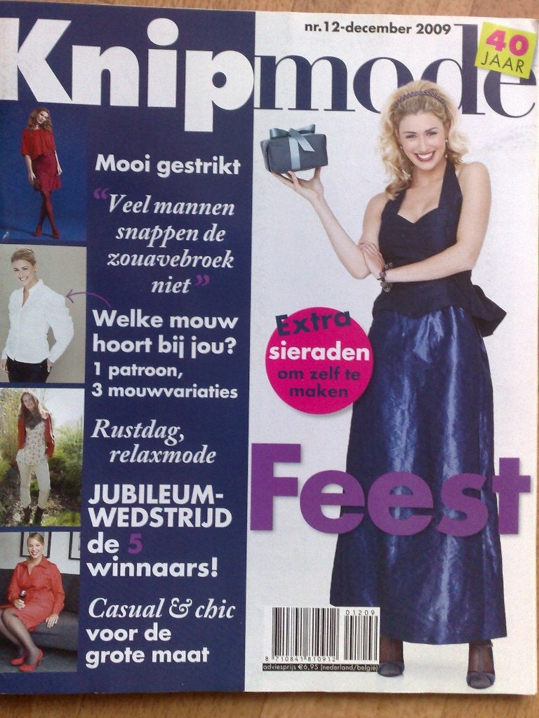 Knipmode december 2009 , met patronen voor feestkledin, Hobby en Vrije tijd, Kledingpatronen, Verzenden, Zo goed als nieuw, Vrouw
