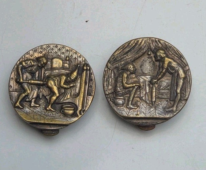 Satirische knopen Lodewijk XIV tijdens en na een klisma, Antiek en Kunst, Ophalen of Verzenden