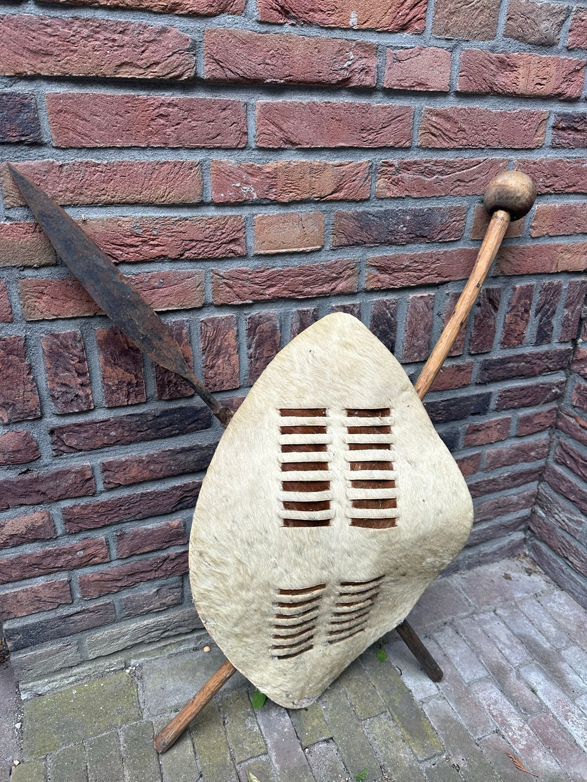 Authentiek Afrikaans schild met speer en knopkirie, Hout, Afrika, Handgemaakt, Ophalen of Verzenden