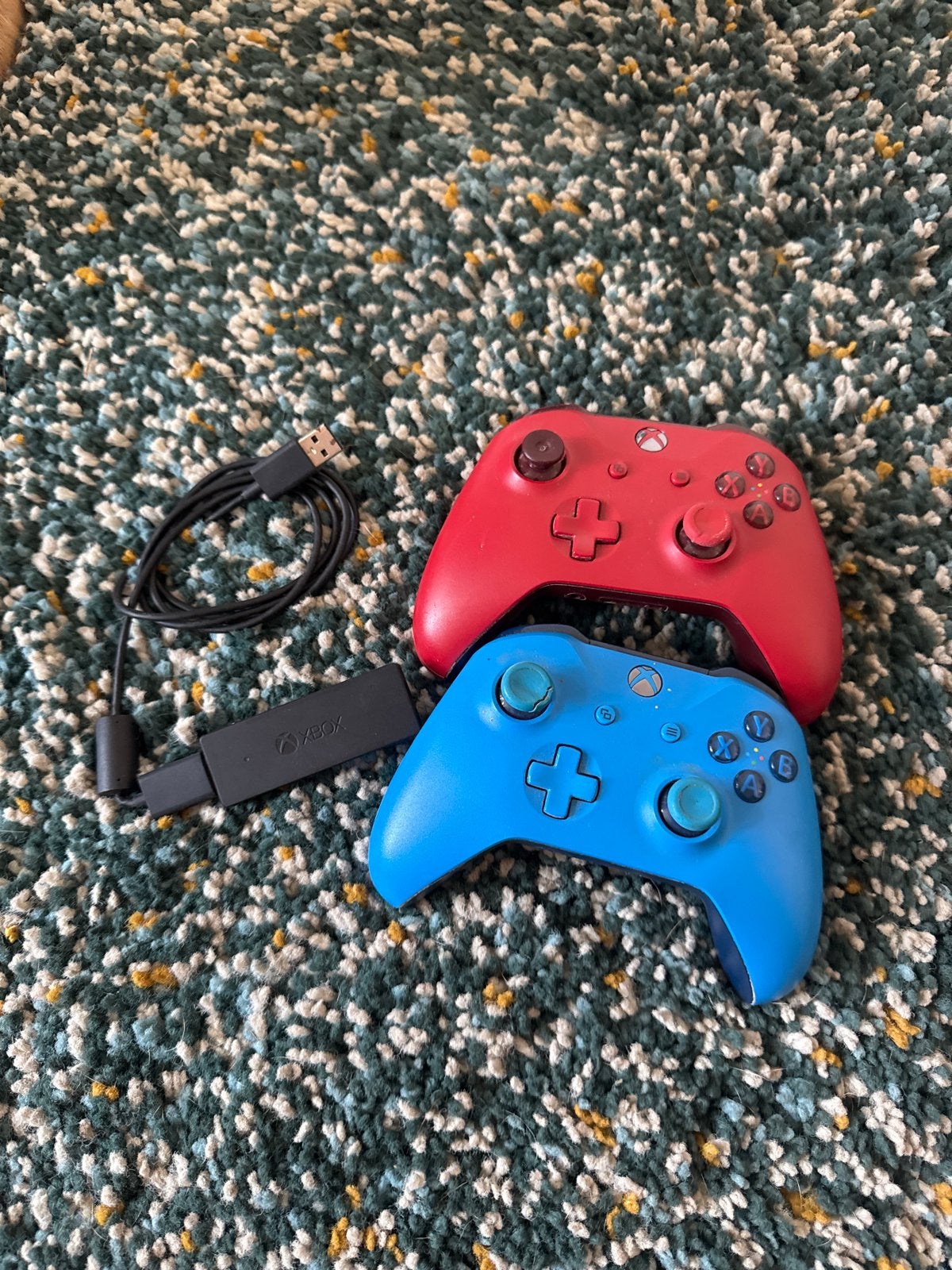 Xbox One Controllers (rood en blauw) met draadloze adapter, Spelcomputers en Games, Spelcomputers | Xbox | Accessoires, Gebruikt