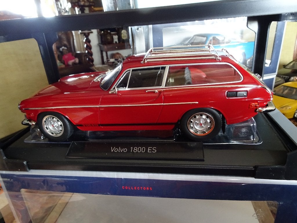 VOLVO  1800 ES 1972 US VERSION ROOD  IN DOOS  NOREV, Hobby en Vrije tijd, Modelauto's | 1:18, Ophalen of Verzenden, Zo goed als nieuw