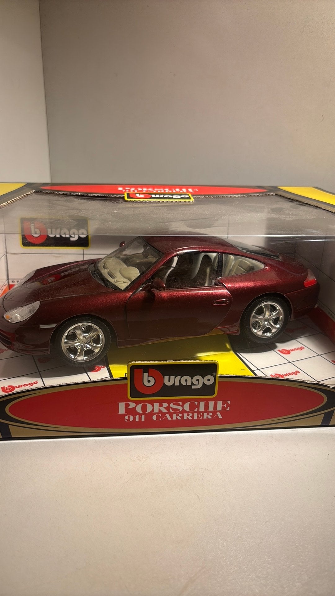 Porsche 911 carrera bordo red Bburago 1.18, Hobby en Vrije tijd, Ophalen of Verzenden, Bburago, A, A