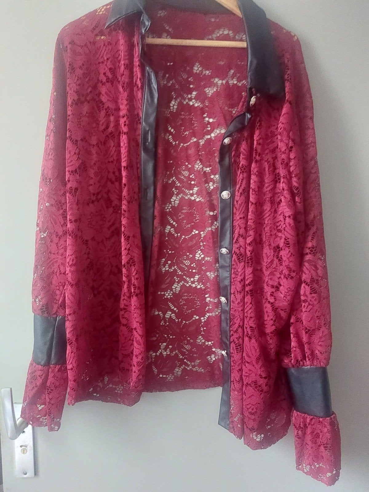 Rood Kanten Blouse met Leren Details maat48/54, Kleding | Dames, Blouses en Tunieken, Maat 38/40 (M), Ophalen of Verzenden, Rood