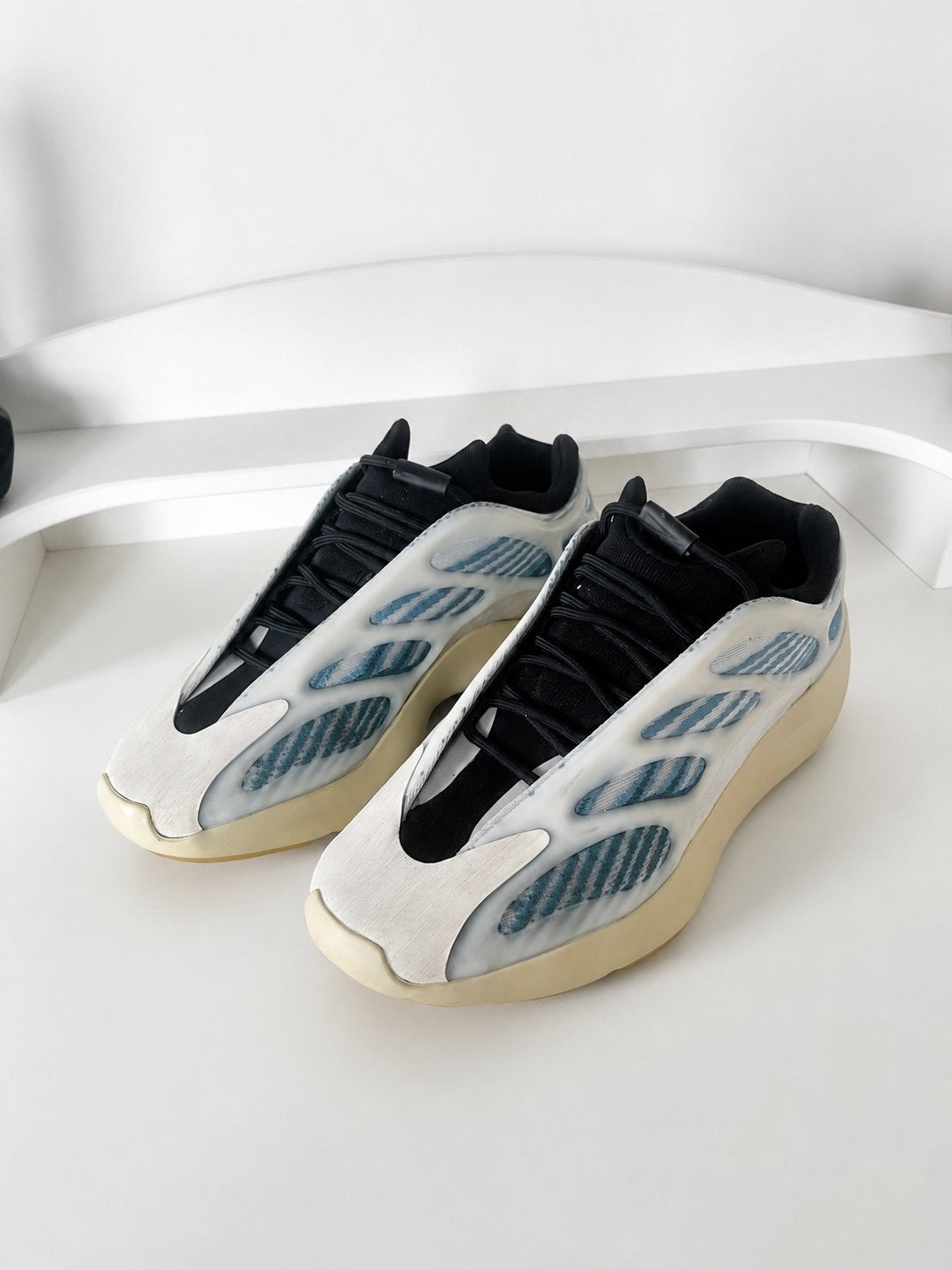 Yeezy 700 v3, Blauw, Ophalen of Verzenden, Sneakers of Gympen, Zo goed als nieuw