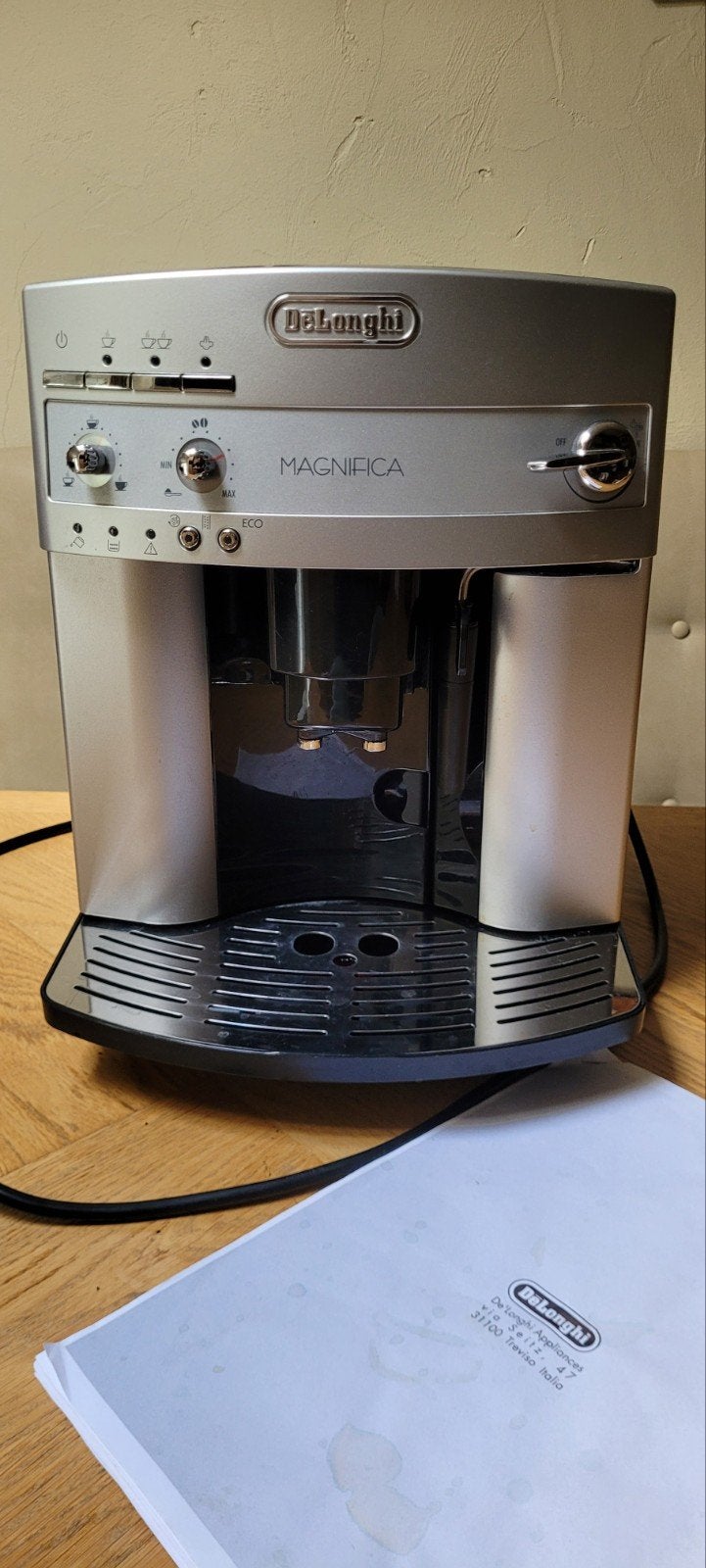 DeLonghi Magnifica Koffiemachine - Zilver, Witgoed en Apparatuur, Koffiezetapparaten, Ophalen, Gebruikt, 10 kopjes of meer, Koffiemachine