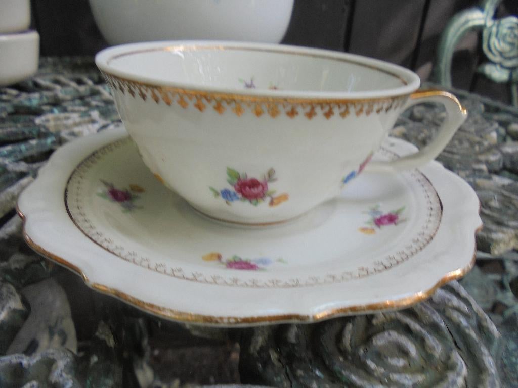 Thee kop en schotel Walbrzych met bloemboeketjes roosjes, Antiek en Kunst, Antiek | Servies los, Ophalen of Verzenden
