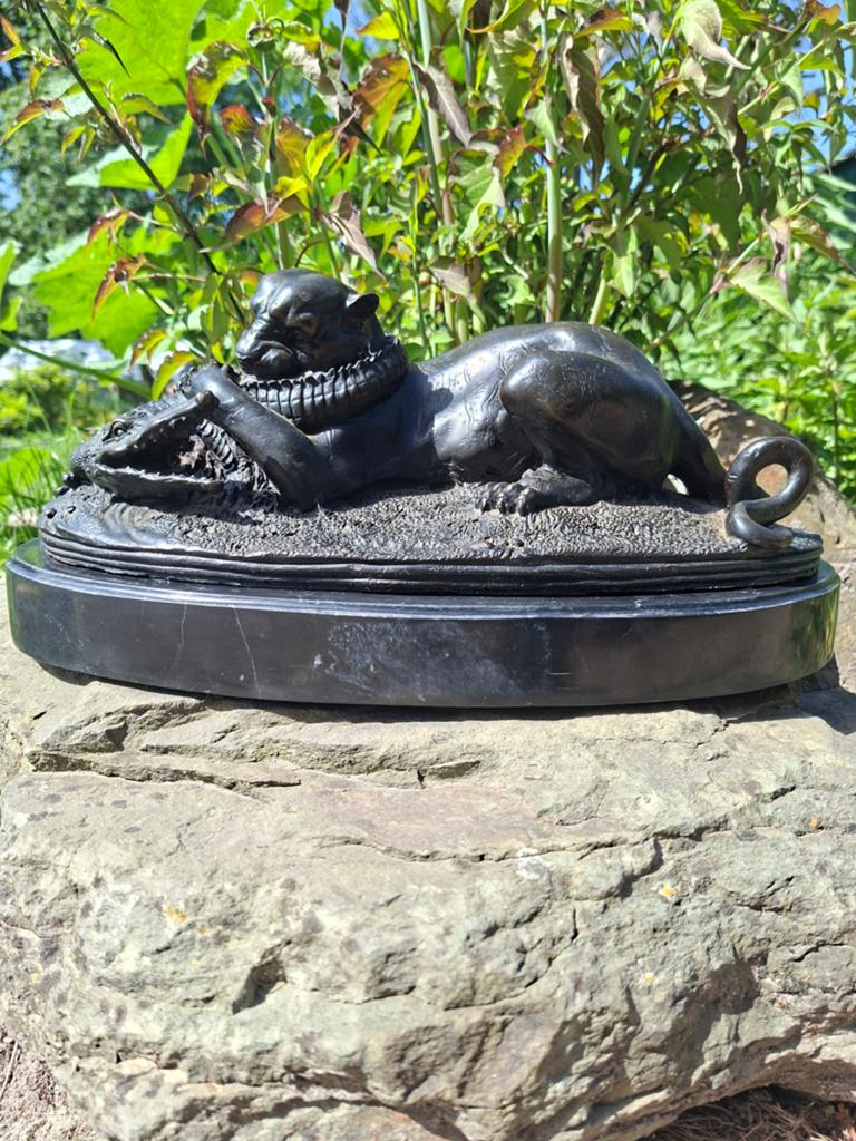 Bronzen beeld: Panter met krokodil, gesigneerd, Ophalen of Verzenden, 20 - 50 cm, Bruin, Brons