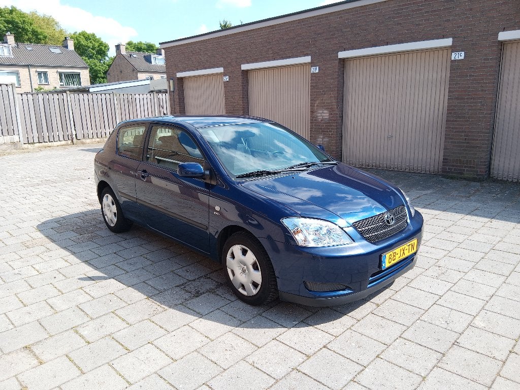 Toyota Corolla 1.6 VVT-i 3-deurs – APK 04.2027 – 209.000 km, Voorwielaandrijving, Zwart, 4 cilinders, Blauw