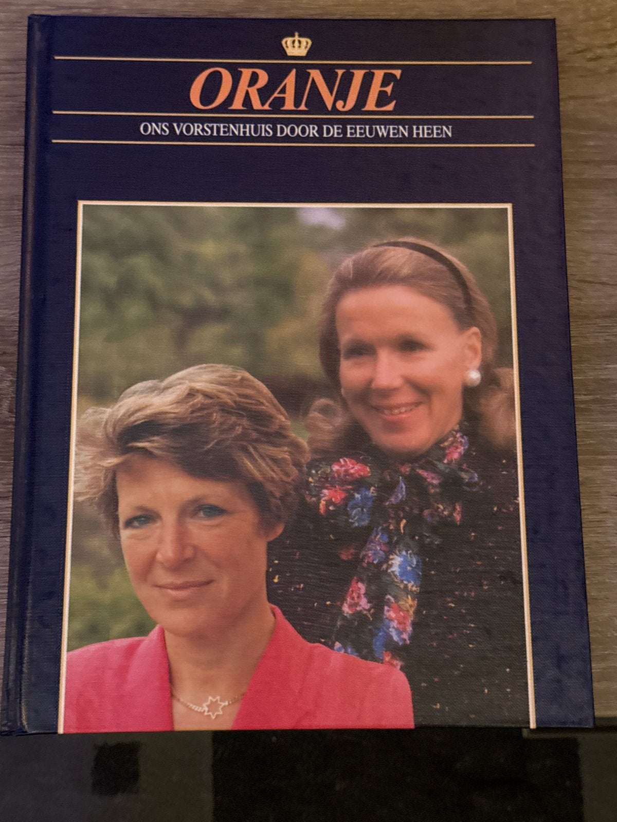 Boek: Oranje - Irene en Christina, Verzamelen, Ophalen of Verzenden, Gebruikt, Nederland, Tijdschrift of Boek