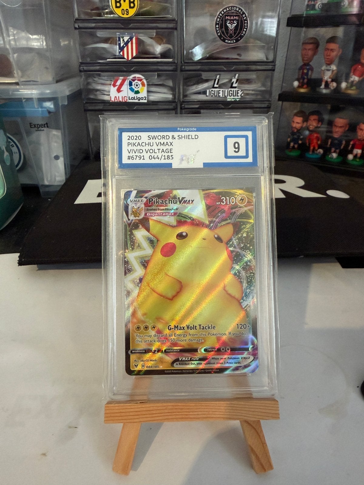 Pokemon pikachu vmax vivid voltage grade 9, Ophalen of Verzenden, Nieuw, Losse kaart
